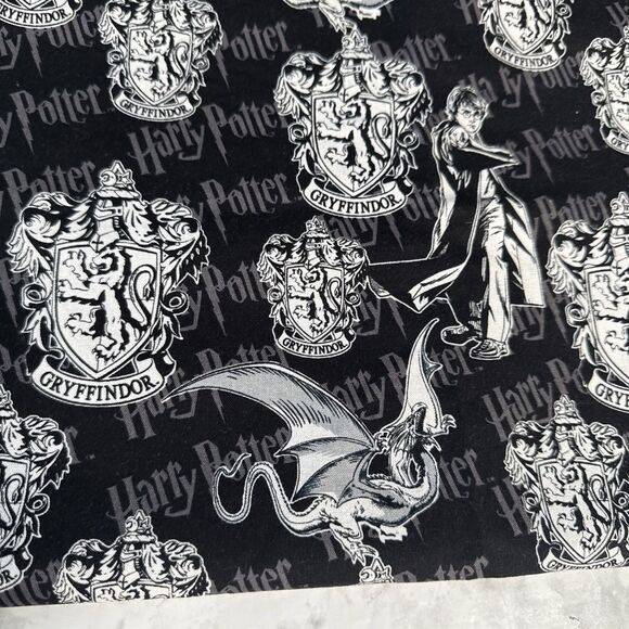 Harry Potter Cotton Fabric 52x41” Black & White Gryffindor House Crest - Picture 4 of 5